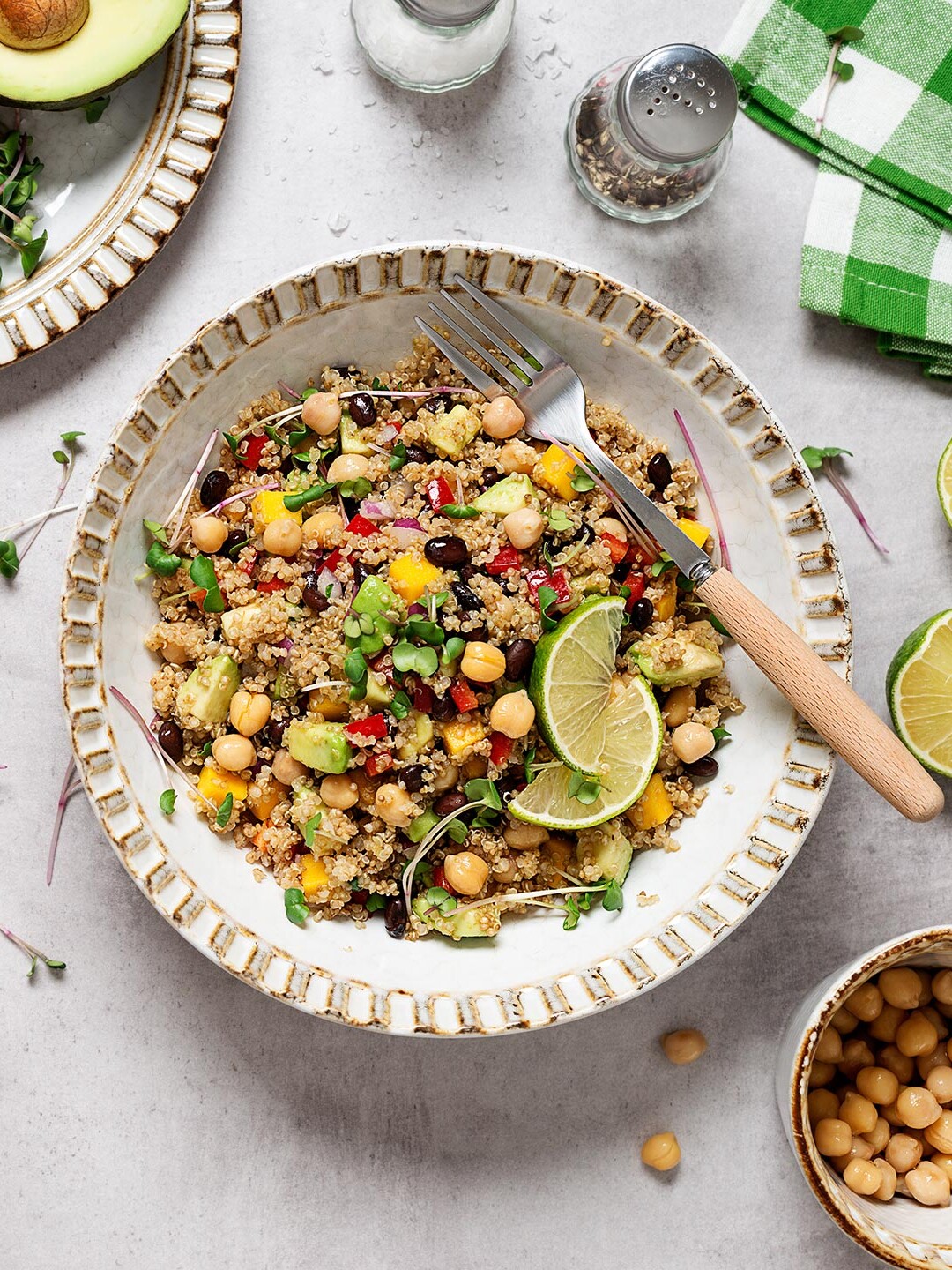 Leckerer Salat mit Quinoa, Kichererbsen, Avocado, Mango und diversen Kräutern