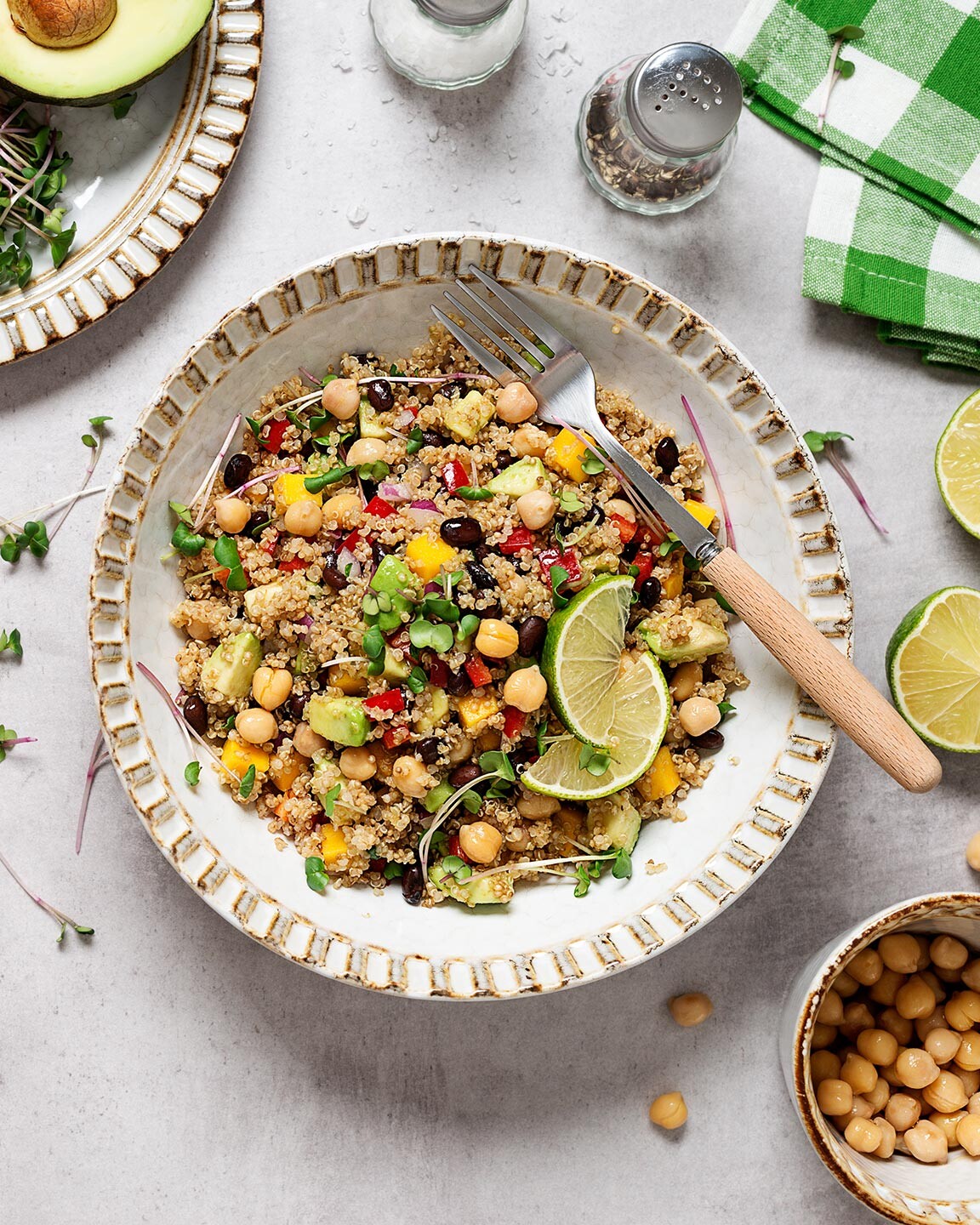 Leckerer Salat mit Quinoa, Kichererbsen, Avocado, Mango und diversen Kräutern