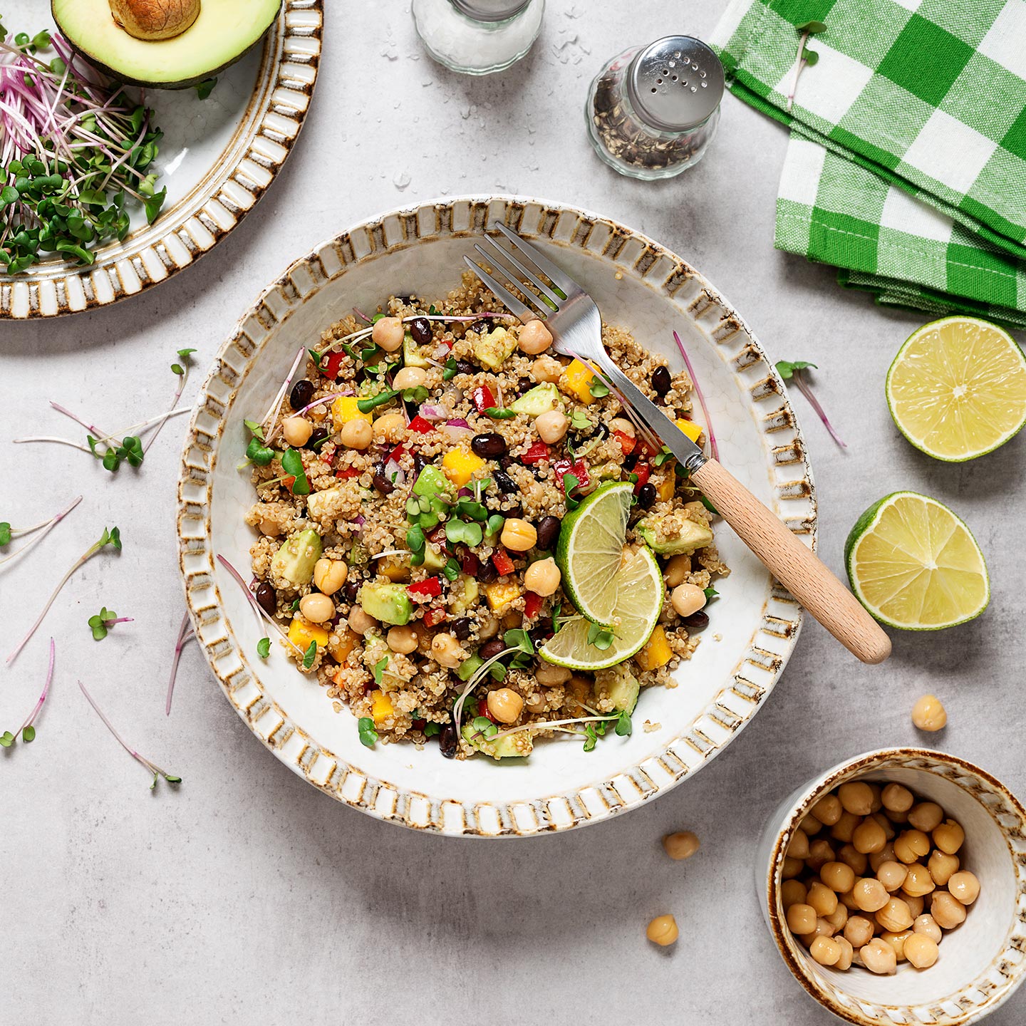 Leckerer Salat mit Quinoa, Kichererbsen, Avocado, Mango und diversen Kräutern