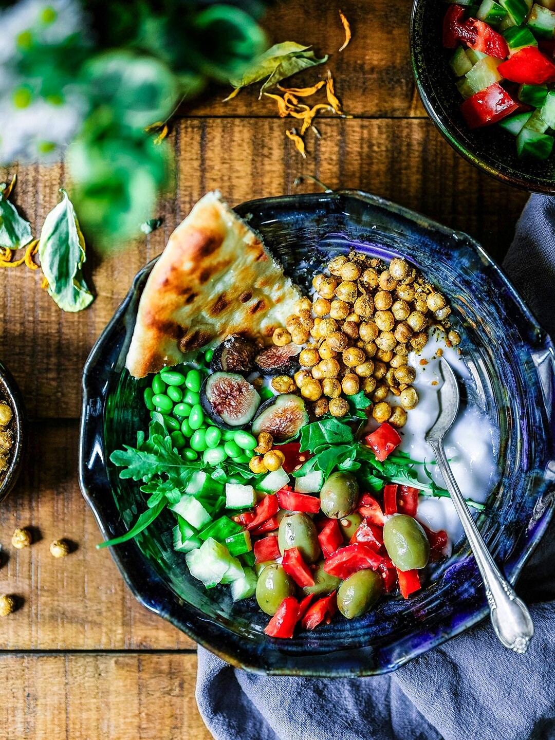 Gesunder Salat mit Kichererbsen, Bohnen, Oliven und Kräutern