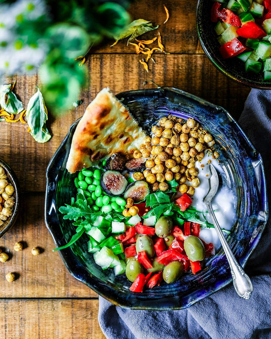 Gesunder Salat mit Kichererbsen, Bohnen, Oliven und Kräutern