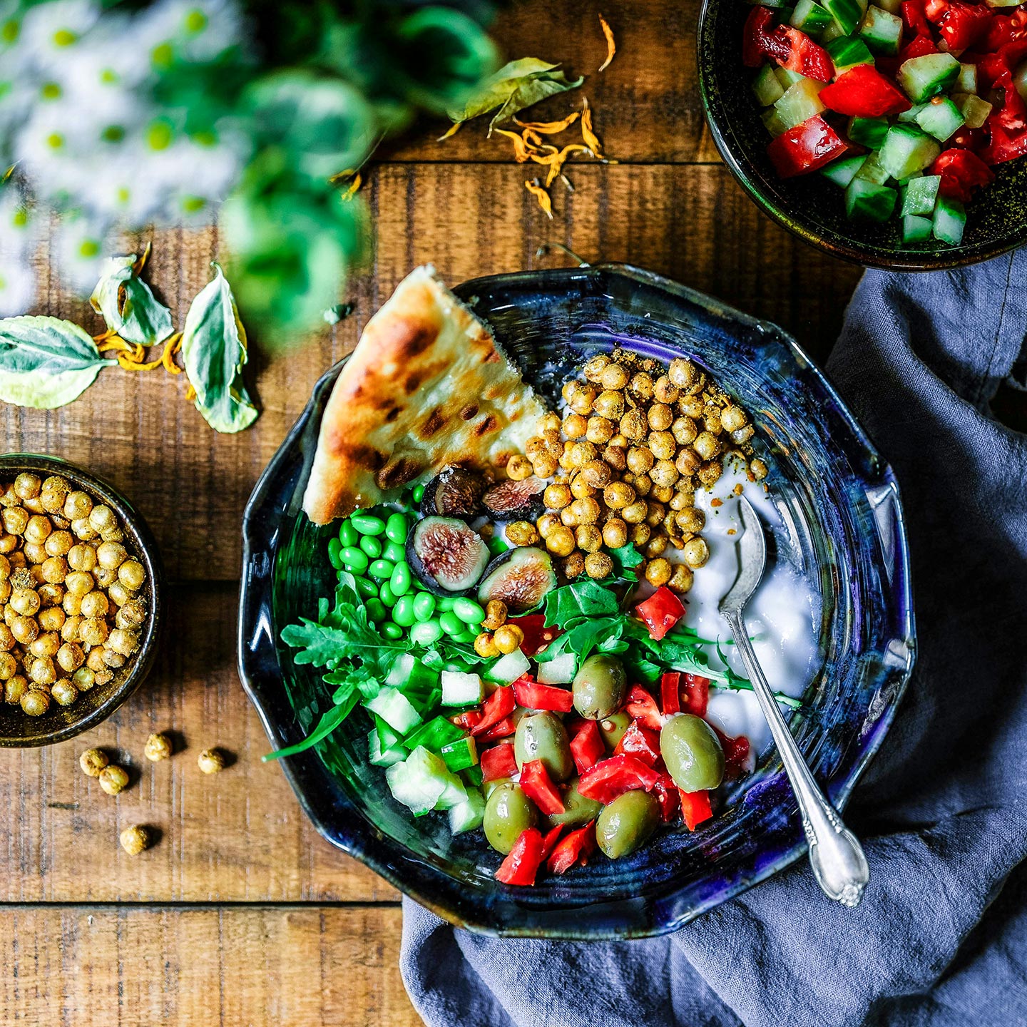 Gesunder Salat mit Kichererbsen, Bohnen, Oliven und Kräutern