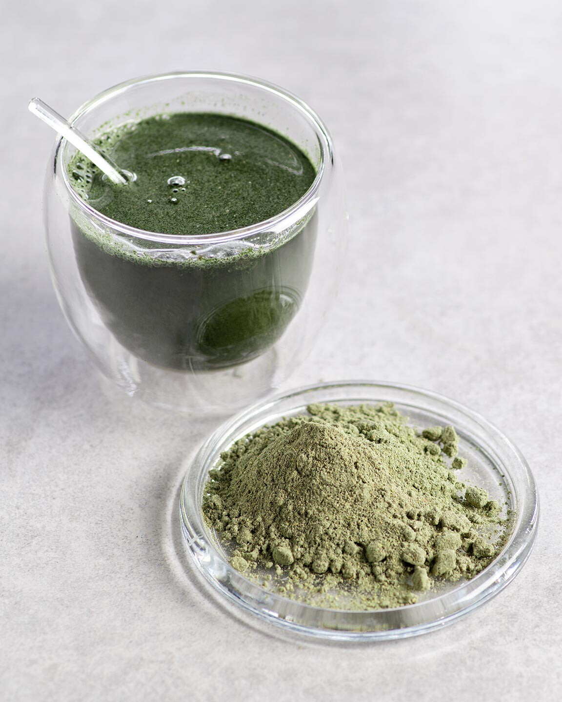 Grüner Smoothie mit Gerstengras in einer Glastasse